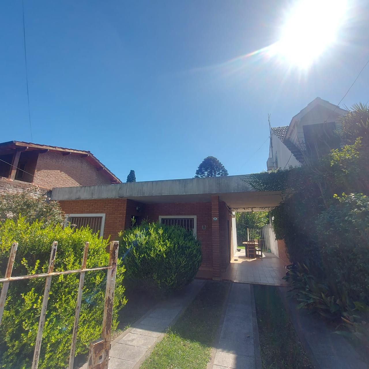 PROPIEDAD 4 AMBIENTES CON GRAN TERRENO A LA VENTA APTA CREDITO!