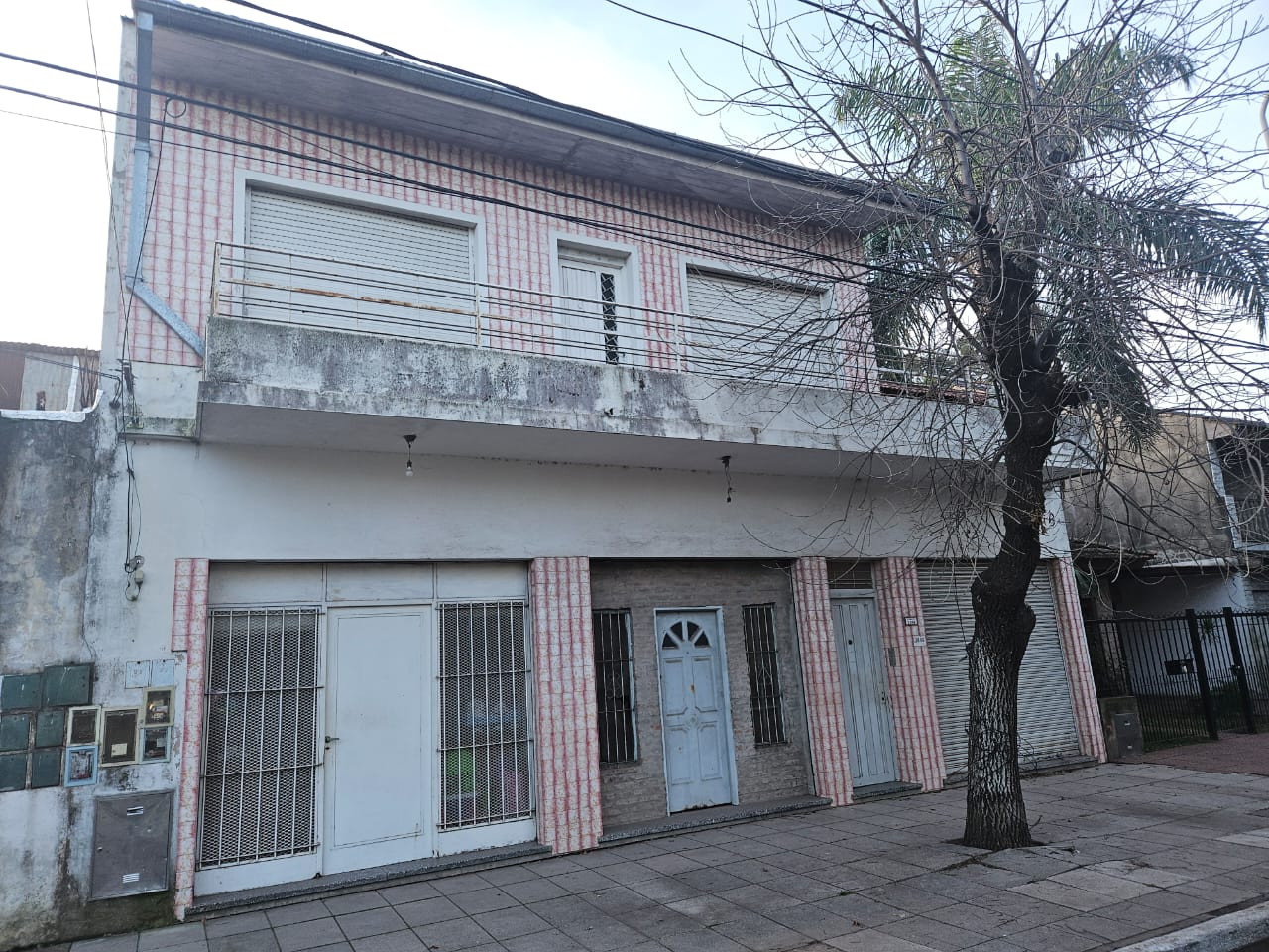 Venta Casa Amplia con Locales, Departamento y Espacios Abiertos – U$S 140.000